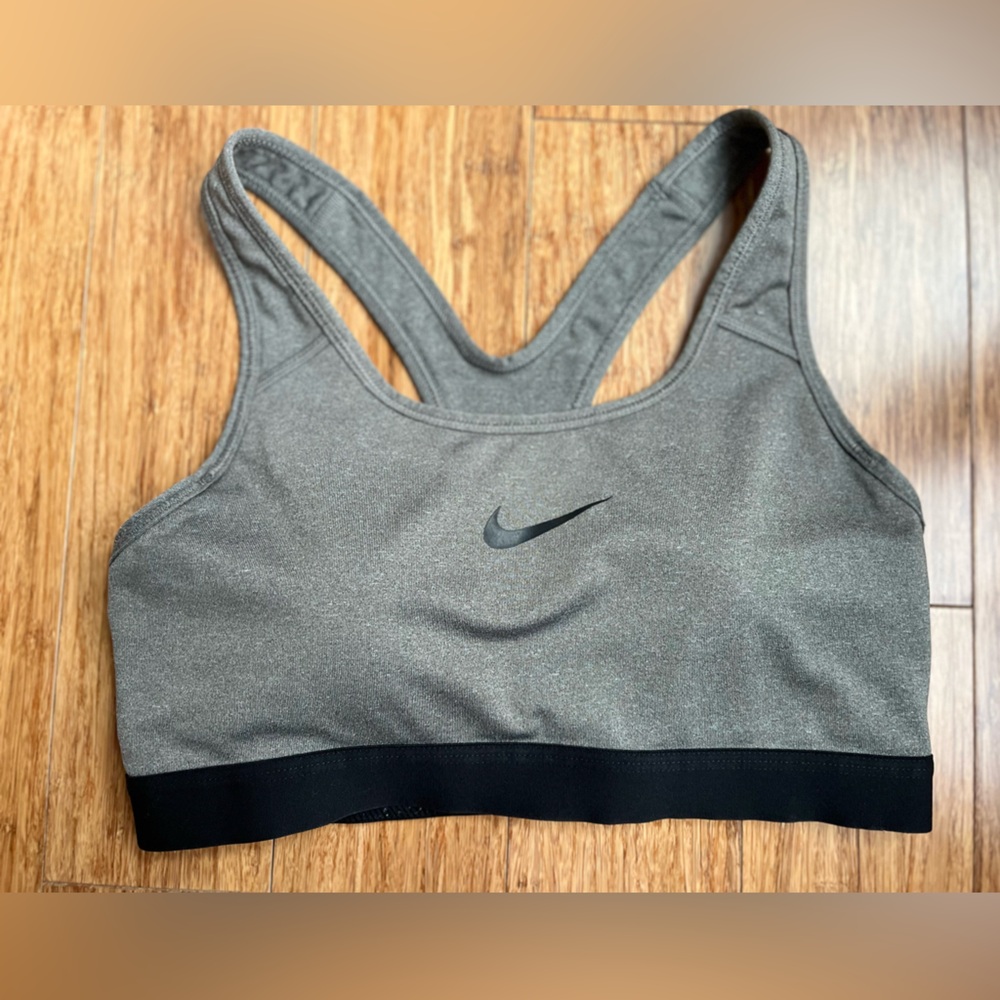 Nike sports bra Racerback Gray size medium. 1551